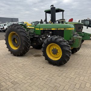 John Deere 2140